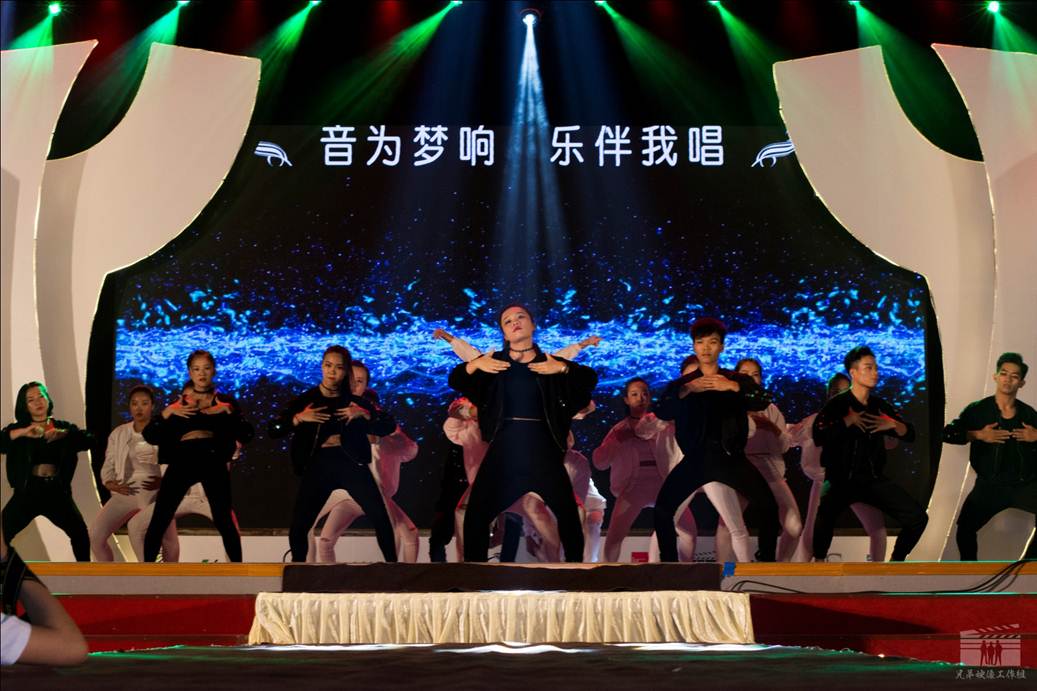 说明: F:\5月17日经管学院十大歌手大赛\比赛现场.jpg