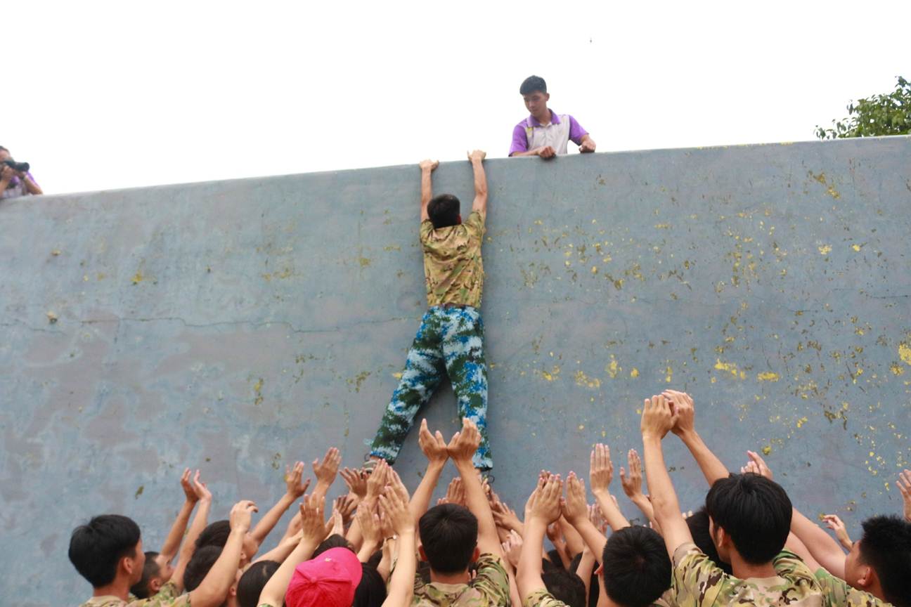 说明: F:\5月20日机电工程学院2017年学生素养户外拓展培训圆满结束\4、拓展活动之毕业墙.jpg
