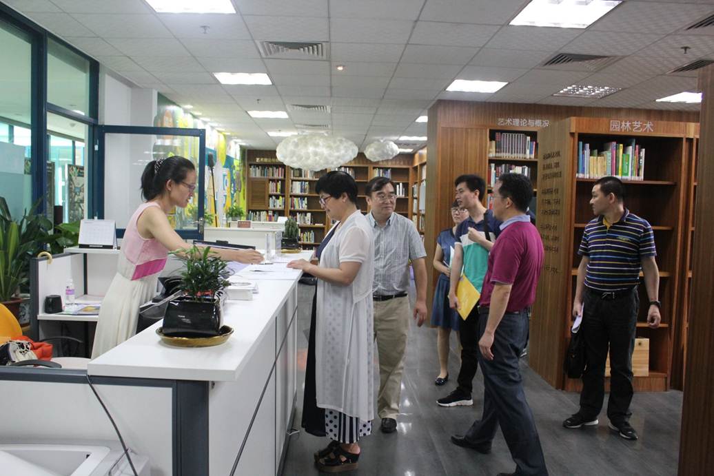 说明: F:\5.23 番顺中三校联盟图书馆服务与创新业务研讨会在德赢顺利召开\参观艺术共享空间.jpg