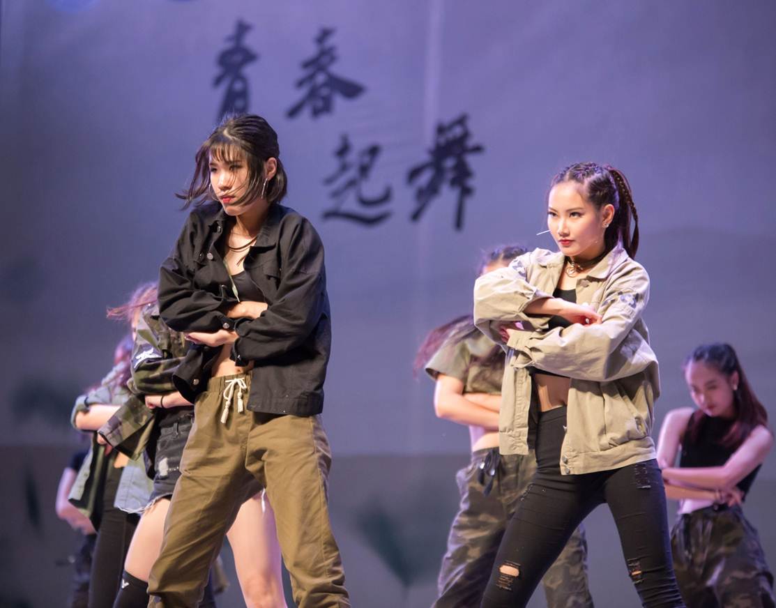 说明: F:\2017年5月24日青春起舞，梦想飞扬\3、Who is undercover.jpg