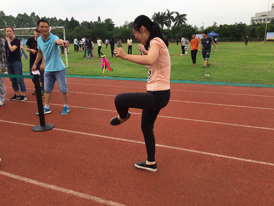 说明: F:\5月25日 工会 学校成功举办教职工趣味运动会新闻\6、运动现场6.JPG