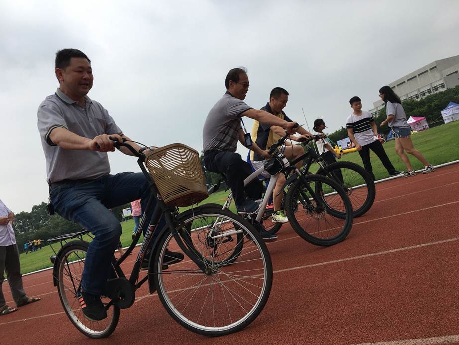 说明: F:\5月25日 工会 学校成功举办教职工趣味运动会新闻\7、运动现场7.JPG