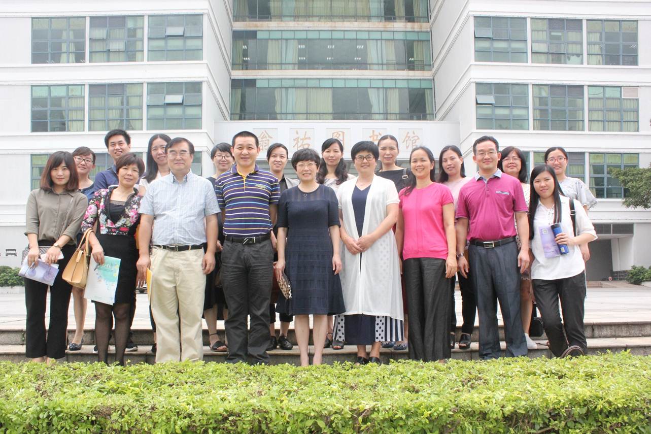 说明: F:\5.31 草长莺飞时我在图书馆\番顺中三校联盟图书馆服务与创新业务研讨会与会人员合影.jpg