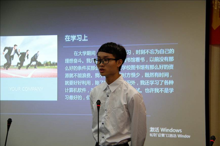 说明: F:\6月29日德赢顺利召开2017年陈智奖学金评审会\新闻图片\1参评学生进行演讲.jpg