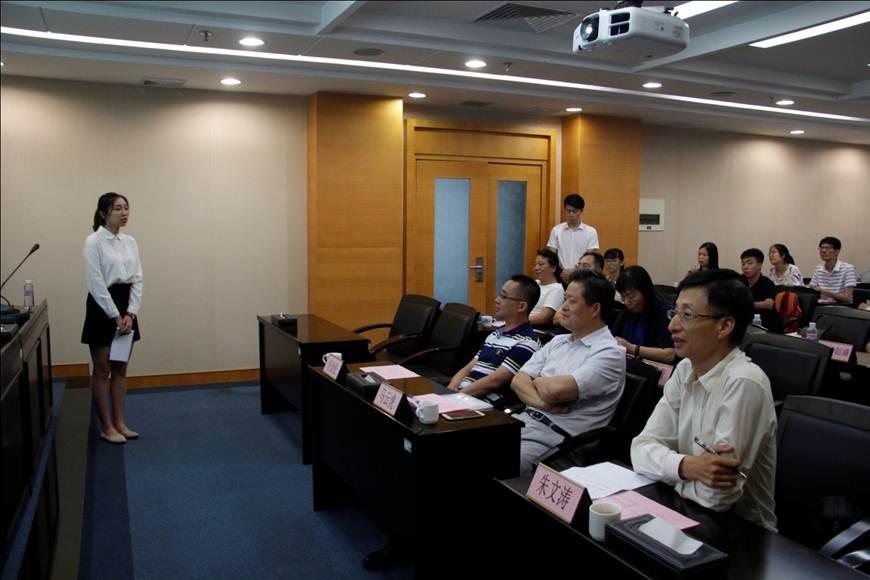 说明: F:\6月29日德赢顺利召开2017年陈智奖学金评审会\新闻图片\2参赛学生答专家问.jpg