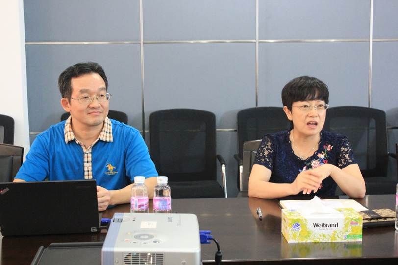 说明: F:\图书馆开展“职称申报”专题讲座活动\张彦静副馆长介绍主讲嘉宾.jpg