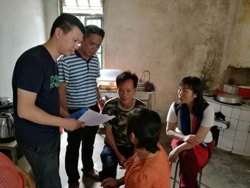 说明: F:\Users\Administrator\Desktop\2017年7月18日德赢纪委谭谦章书记为学工部党支部上廉政自律党课\深入走访家庭经济困难学生.jpg