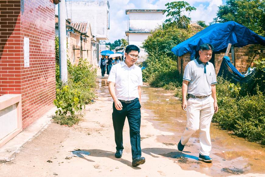 说明: F:\德赢师生到湛江开展“美丽乡村绘蓝图”——2017年南粤村庄（整治）规划调研活动\美丽乡村蓝图图片\2.乡村调研.jpg