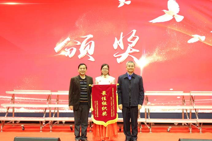 说明: F:\新闻稿人文学院一二九歌咏比赛\最佳组织奖.JPG