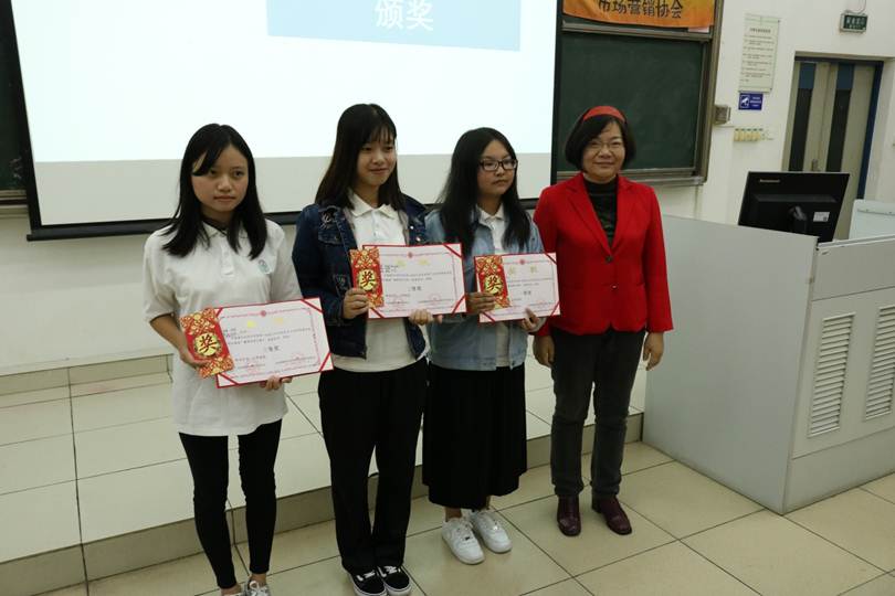 说明: F:\11月28日 德赢第十四届大学生科技节之“绝对挑战”巅峰营销大赛顺利举行\获奖队伍.JPG