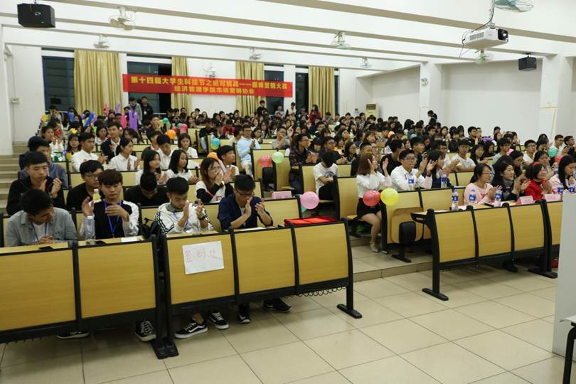 说明: F:\11月28日 德赢第十四届大学生科技节之“绝对挑战”巅峰营销大赛顺利举行\学生积极参与活动.JPG