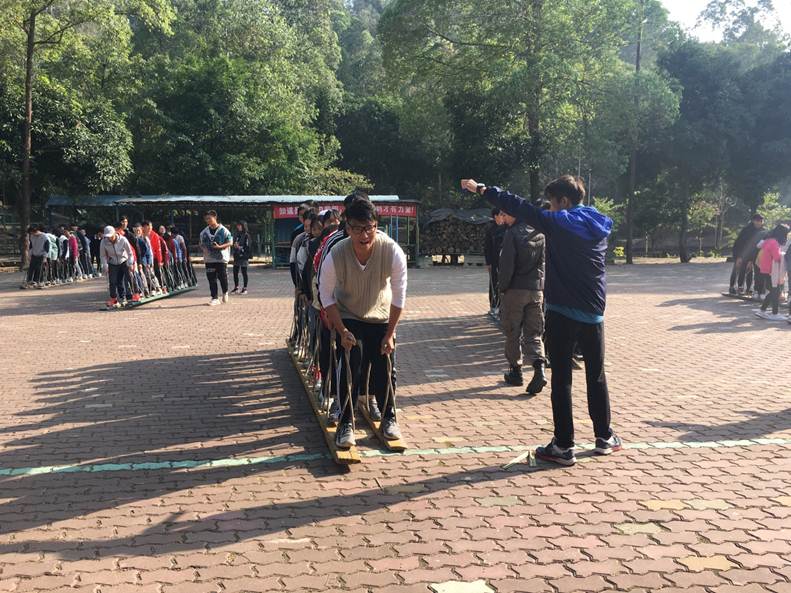 说明: F:\2017年12月9日2017级班级心理委员户外拓展培训圆满结束\齐心协力.jpg