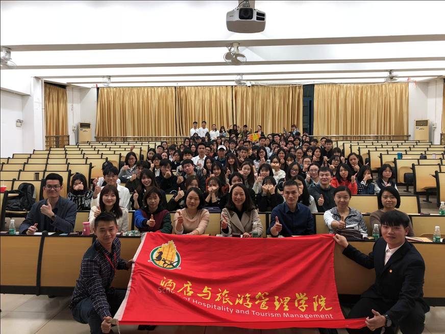 说明: D:\2018年新闻\酒管学院举办学生创业计划大赛\师生合影5.jpg