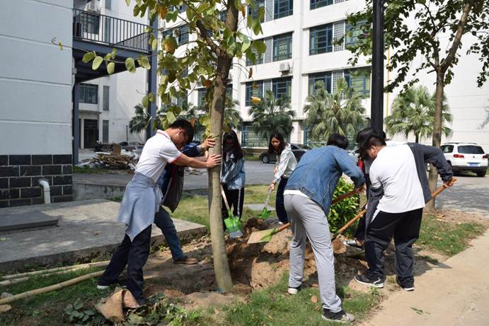 说明: 植树活动现场