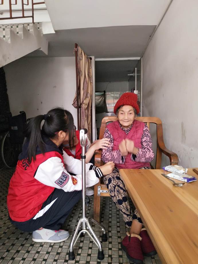 说明: 敬老院送爱心