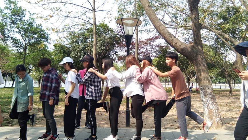 说明: D:\2018年新闻\3月31日 经济管理学院开展社团联合会户外拓展活动\活动照片（1）.jpg