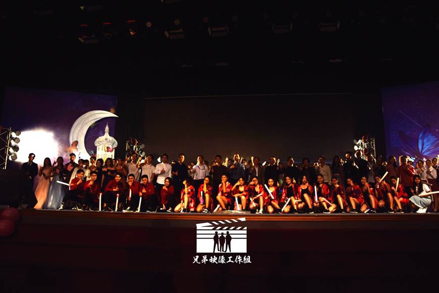 说明: D:\2018年新闻\4月18日 青春蜕变，一路有你——经济管理学院金莘艺术团十五周年庆暨经济管理学院艺术成果展示晚会圆满落幕\大合照.jpg