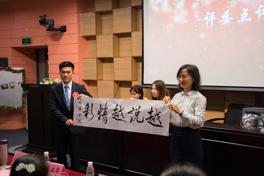 说明: D:\2018年新闻\2018年4月26日+点亮灯塔 青春启航——德赢第十八届大学生文化艺术节之超级演说家第四季决赛圆满落幕\选手现场书法展示.jpg