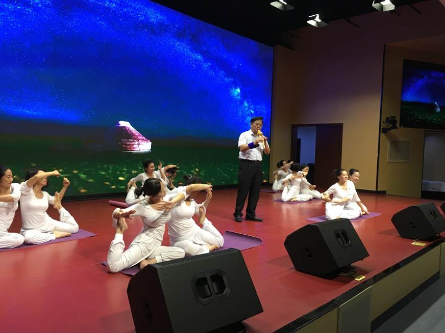 说明: D:\2018年新闻\180530 工会 德赢举办“传承民族经典 坚定文化自信”教职工葫芦丝协会汇报演出\2、夏伟校长独奏.JPG