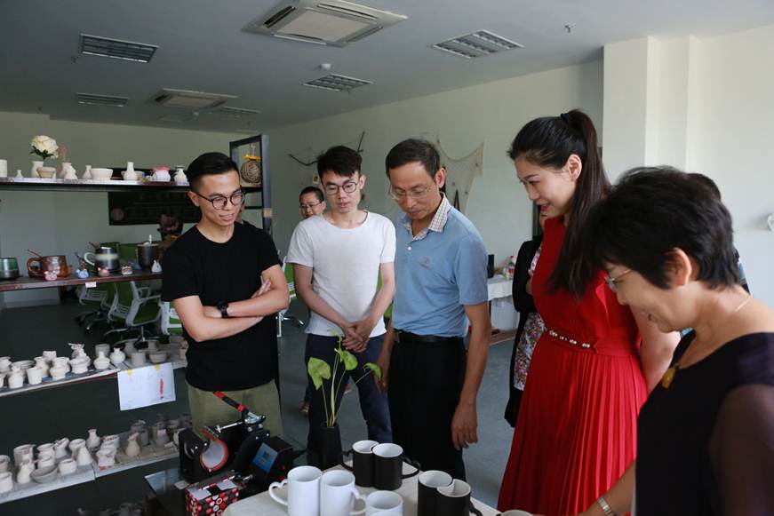 说明: D:\2018年新闻\2018年5月29日广东省教育厅高校毕业生就业创业工作调研组来德赢开展工作调研\5月29日 省教育厅专家来德赢调研创业就业工作\选\4.JPG