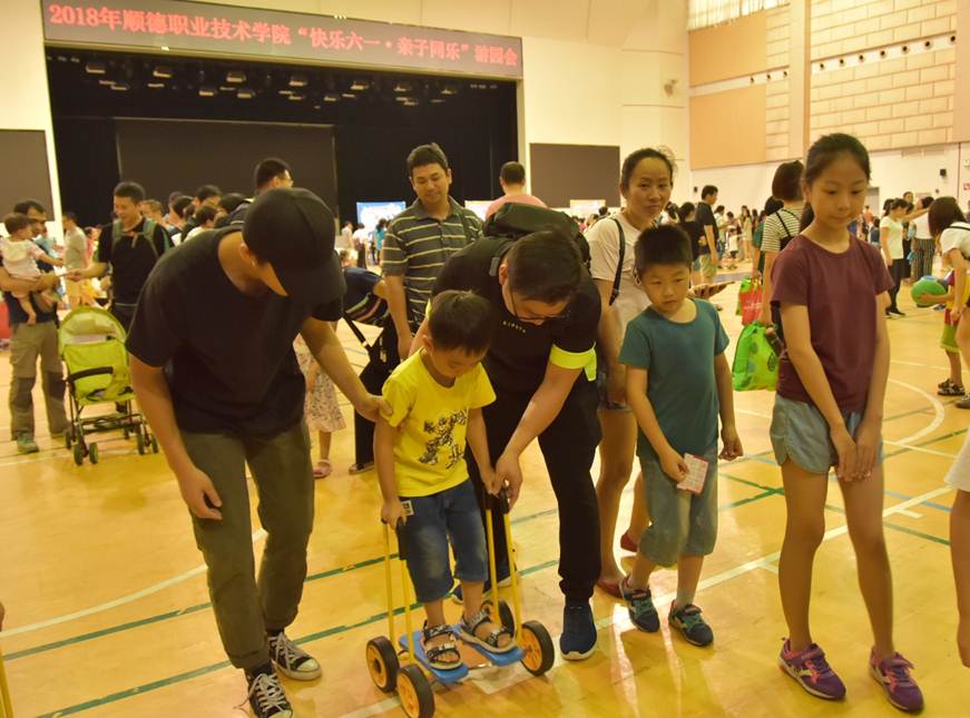 说明: D:\2018年新闻\180603工会 工会成功举办“快乐六一 亲子同乐”游园会新闻\12、现场.JPG