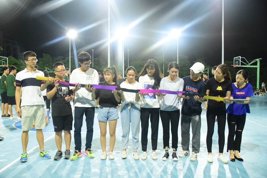 说明: D:\2018年新闻\6月5日经济管理学院心理健康月系列活动之“携手同舟，风雨共济”活动顺利举行\1游戏.JPG