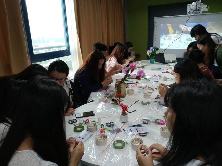 说明: D:\2018年新闻\4.23世界读书日活动总结新闻\学做丝网花，花花世界丝丝情活动现场.jpg