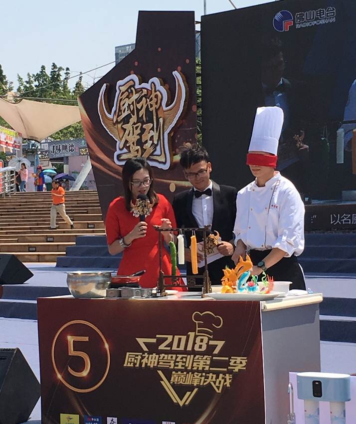 说明: D:\2018年新闻\德赢顺德厨师学院组织师生服务顺德美食节，推动落实“粤菜师傅工程\德赢顺德厨师学院组织师生参与顺德美食节，推动落实“粤菜师傅工程\微信图片_201810091135032.jpg