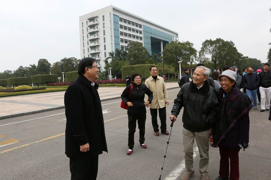 说明: D:\2018年新闻\12月31日 伍氏家族来访德赢\选\9R4A7833.JPG