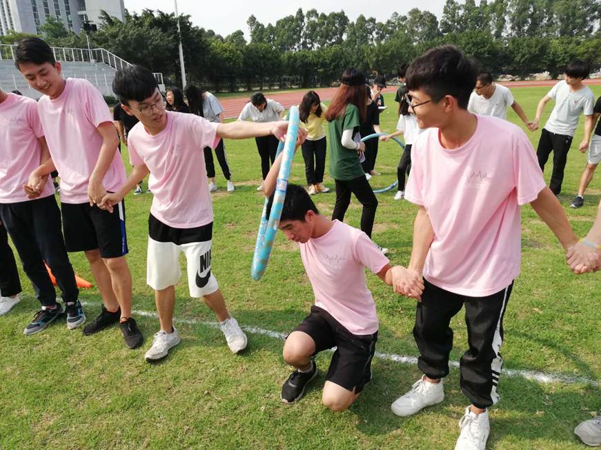 说明: D:\2019年新闻\4月10日 商学院心理健康月系列活动之“同心协力,和衷共济”班级团体活动顺利就行\游戏3.jpg