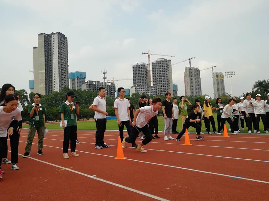 说明: D:\2019年新闻\4月10日 商学院心理健康月系列活动之“同心协力,和衷共济”班级团体活动顺利就行\游戏4.jpg