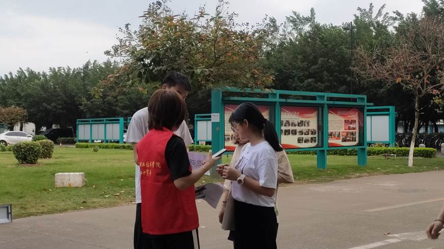 说明: D:\2019年新闻\4.10医药卫生学院成功举办结核病知识讲座\派发宣传册子.jpg