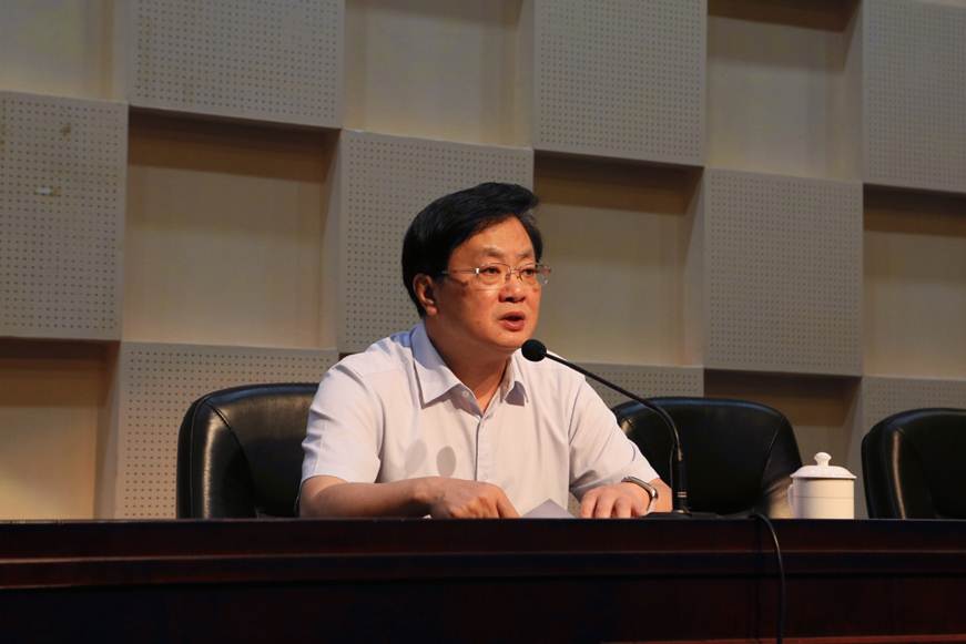 说明: D:\2019年新闻\4月18日 德赢举行首届科技工作大会\选\13夏伟校长作总结讲话.JPG