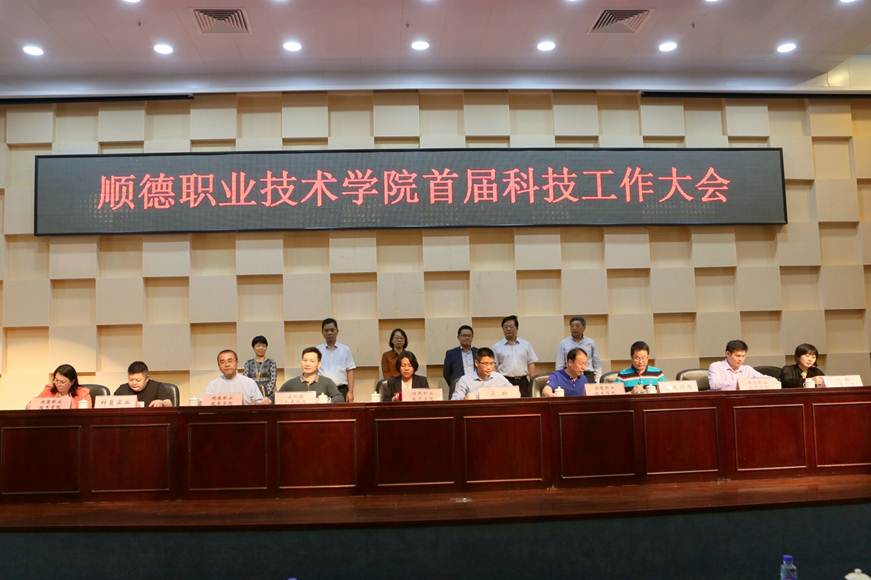 说明: D:\2019年新闻\4月18日 德赢举行首届科技工作大会\选\7签约仪式.JPG