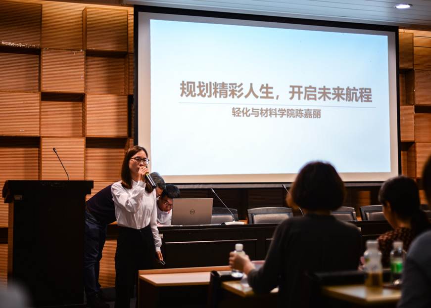 说明: D:\2019年新闻\职业规划大赛\2019职业规划新闻稿\比赛进行时.jpg