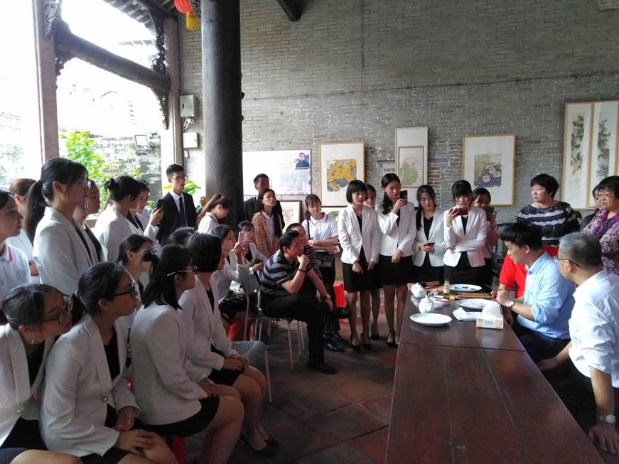 说明: D:\2019年新闻\人文学院非遗名家进课堂新闻稿\同学们聚精会神地观看陶瓷名家徐国明先生的绘画展示.jpg