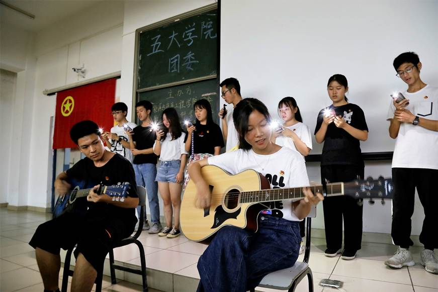 说明: D:\2019年新闻\五大学院团委开展素质拓展培训活动\学员风采展示.JPG