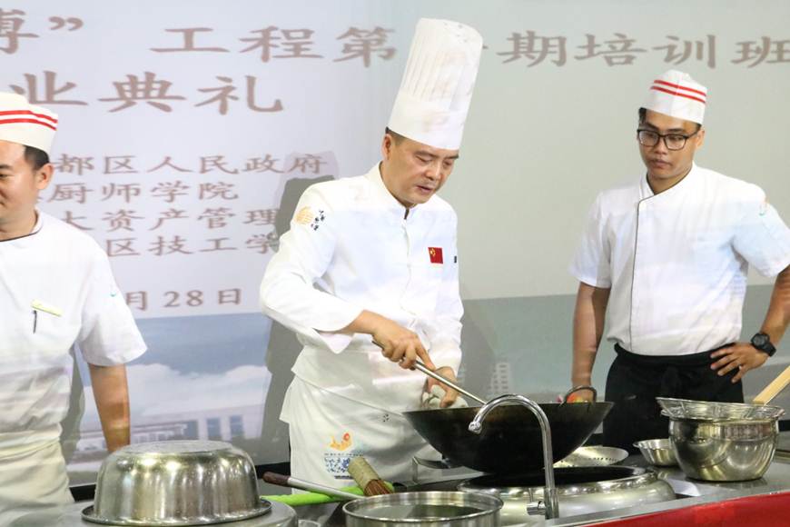 说明: D:\2019年新闻\顺大公司 顺德厨师学院花都区“粤菜师傅”工程第一期结业典礼在德赢举行\林潮带献技.JPG
