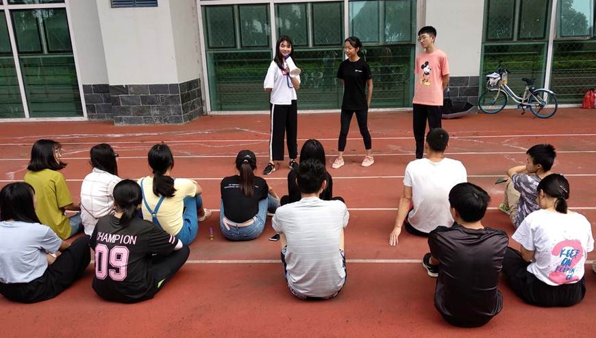 说明: D:\2019年新闻\5月11日 商学院未来企业家协会举办“与你一起,携手同行”团队素质拓展活动\01 活动热身.jpg