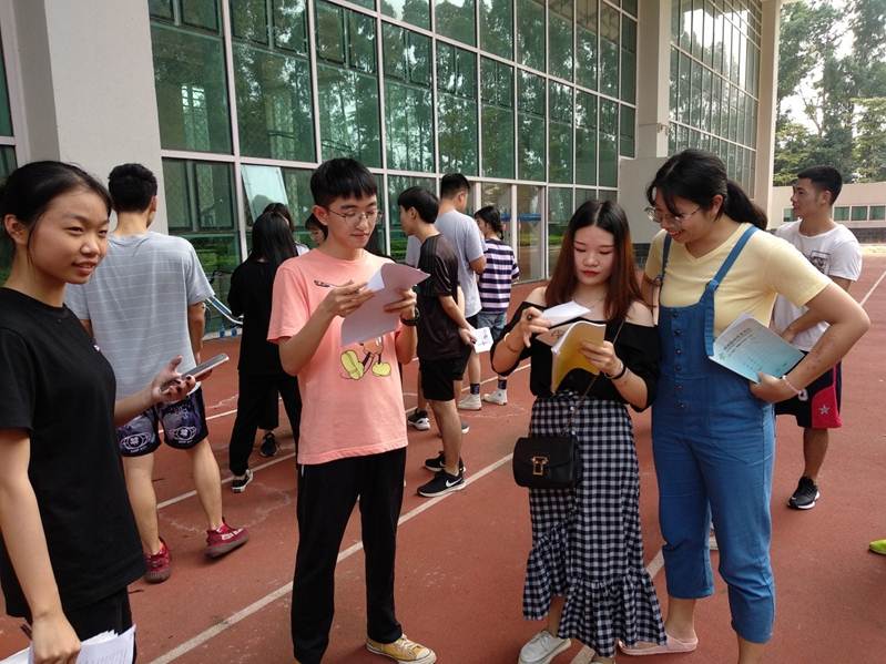 说明: D:\2019年新闻\5月11日 商学院未来企业家协会举办“与你一起,携手同行”团队素质拓展活动\02 活动过程.jpg