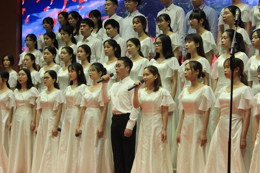 说明: D:\2019年新闻\人文学院举办纪念“五四”运动100周年歌咏比赛\比赛现场.JPG