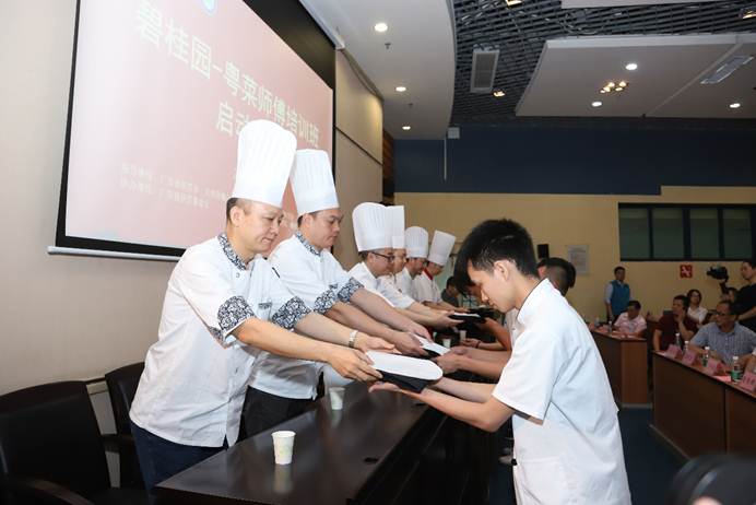 说明: D:\2019年新闻\5月16日 “碧桂园-粤菜师傅培训”首期培训班在德赢正式开班\拜师仪式.png
