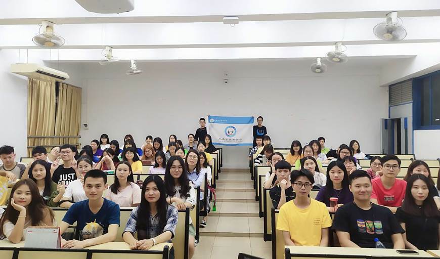 说明: D:\2019年新闻\5月15日 商学院未来企业家协会举办“企业需要怎样的人才”专题讲座\大合照.jpg