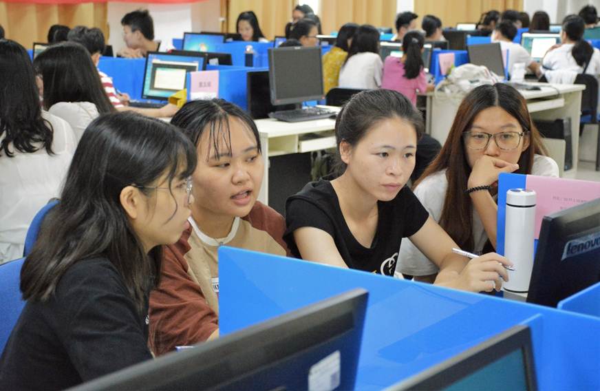 说明: D:\2019年新闻\20190517 新闻稿（商学院第十一届ERP沙盘比赛圆满落幕）\图片 (1).jpg