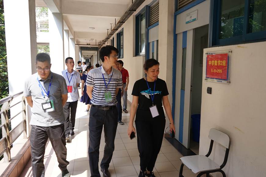 说明: D:\2019年新闻\德赢作为顺德唯一考点顺利完成考试工作\区教育局副局长冼弥冬等到考场巡视.jpg