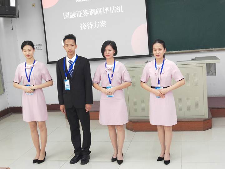 说明: D:\2019年新闻\第九届秘书大赛新闻稿\德赢选手正在进行方案汇报.jpg