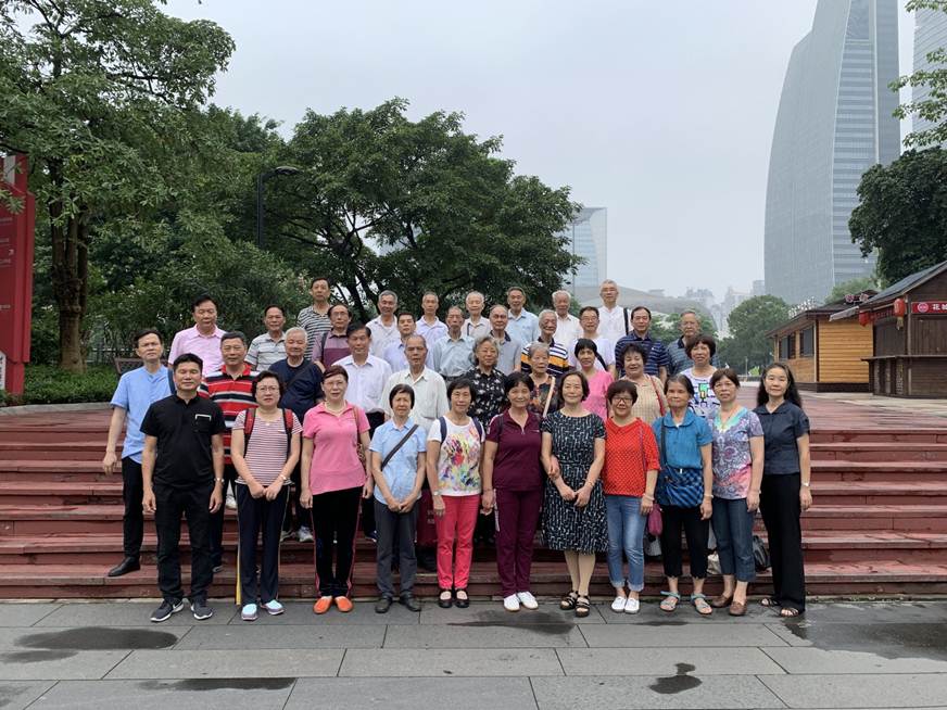 说明: D:\2019年新闻\19052300工会 铭记历史 坚定自信----退休党总支开展主题党日活动新闻\2、合影.jpg