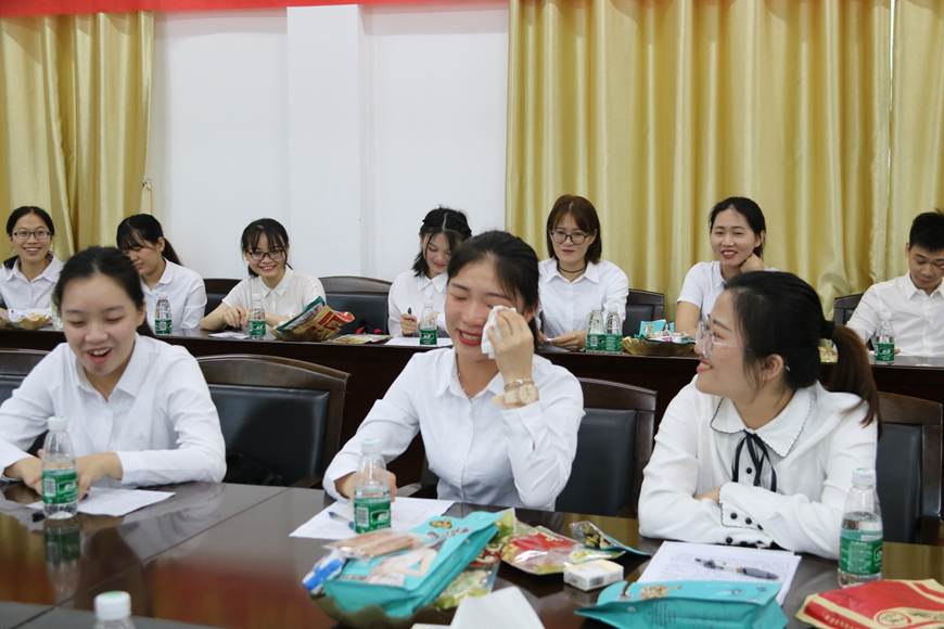 说明: D:\2019年新闻\5.30医药卫生学院组织召开2019届优秀毕业生座谈会\学生分享参加全国技能大赛的酸甜苦辣.JPG