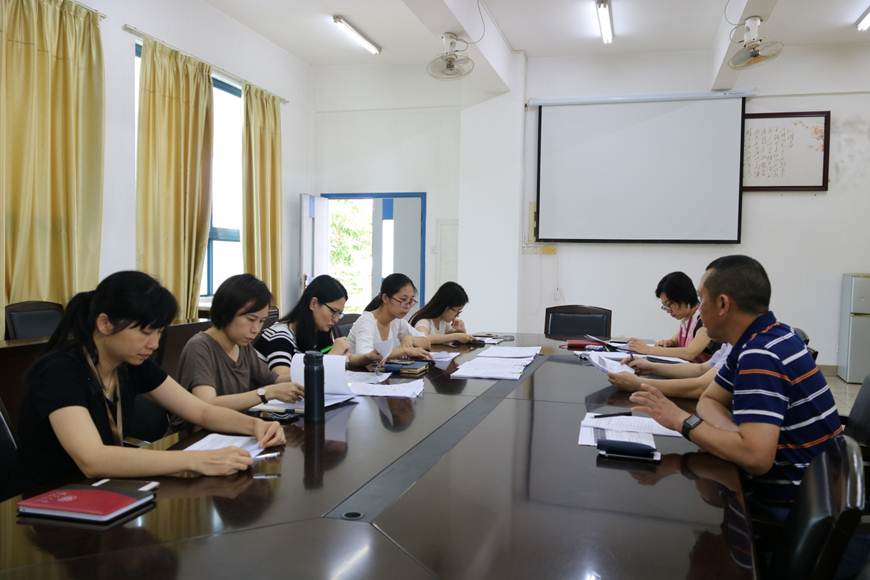 说明: D:\2019年新闻\5.28医药卫生学院组织召开毕业生文明离校安全教育工作会议暨2019届优秀毕业生评选工作\会议现场.JPG