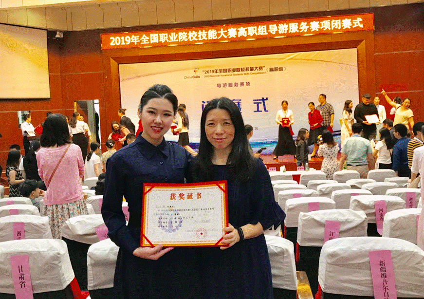 说明: D:\2019年新闻\5月28-31日 德赢学子在2019年全国职业院校技能大赛高职组“导游服务”赛项中喜获三等奖\师生合影.png